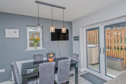 7 Farnley Park View, Leeds, LS12 5FA