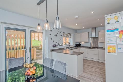 7 Farnley Park View, Leeds, LS12 5FA