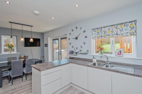 7 Farnley Park View, Leeds, LS12 5FA