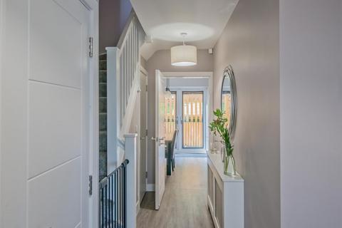 7 Farnley Park View, Leeds, LS12 5FA
