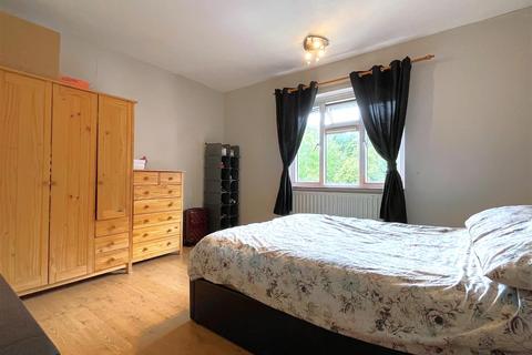 3 bedroom flat to rent, Bromley Road, Shortlands, Bromley, BR2