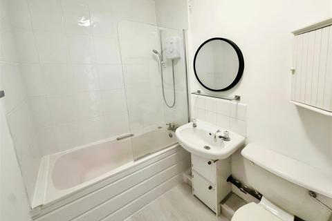 2 bedroom apartment to rent, Hulme Street, Southport
