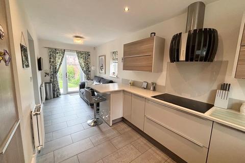 4 bedroom detached house to rent, Tythe Barn Lane, Dickens Heath, Solihull