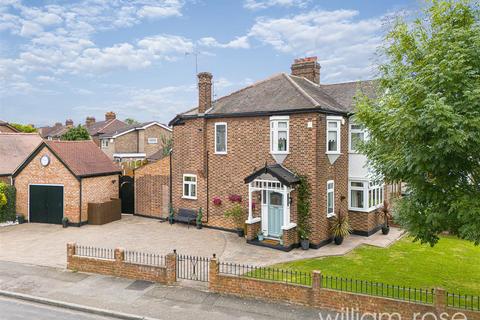 3 bedroom semi-detached house for sale, Richmond Avenue, London E4