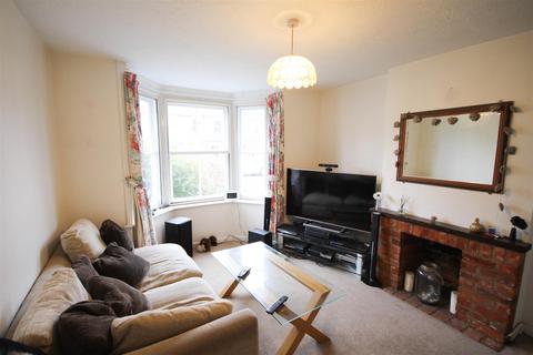 2 bedroom semi-detached house to rent, Clarence Road, Hampshire GU51