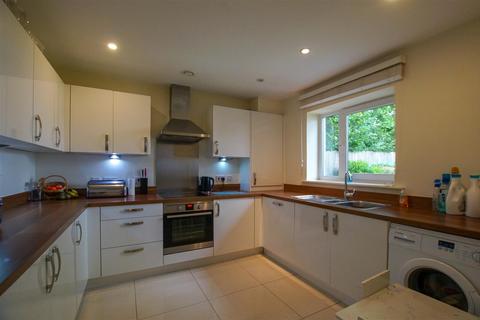 3 bedroom end of terrace house to rent, Lloyd Road, Chichester