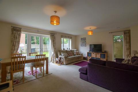 3 bedroom end of terrace house to rent, Lloyd Road, Chichester