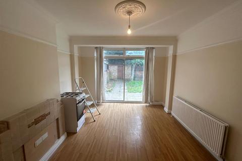 4 bedroom semi-detached house to rent, 353 Bury Street WestEdmonton