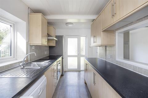3 bedroom house to rent, Whitemore Road, Guildford GU1