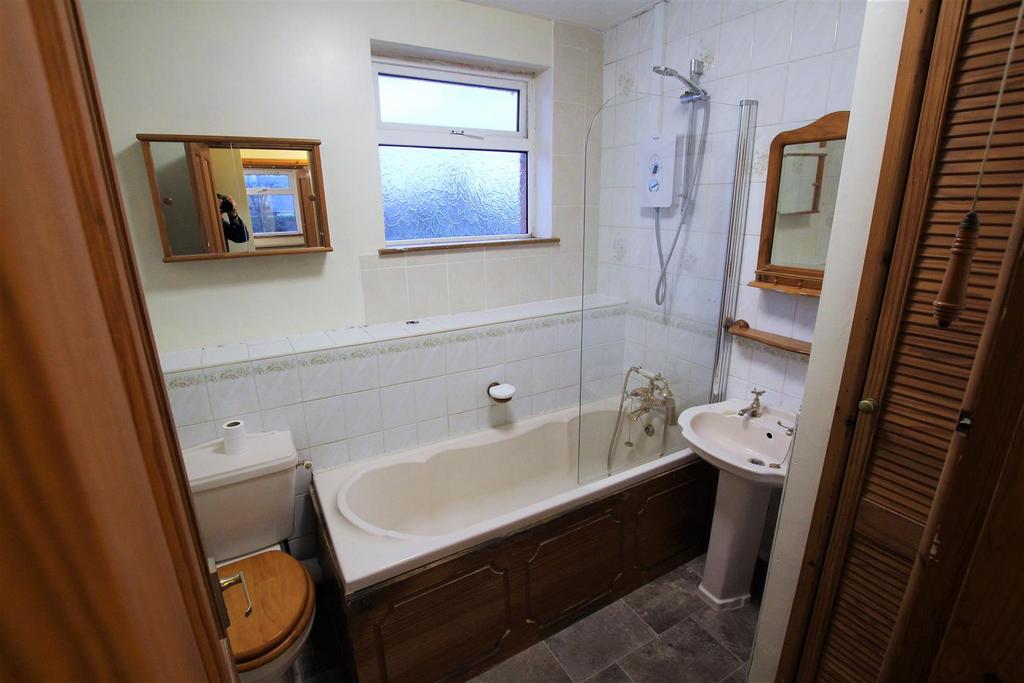 P1250 bathroom.jpg