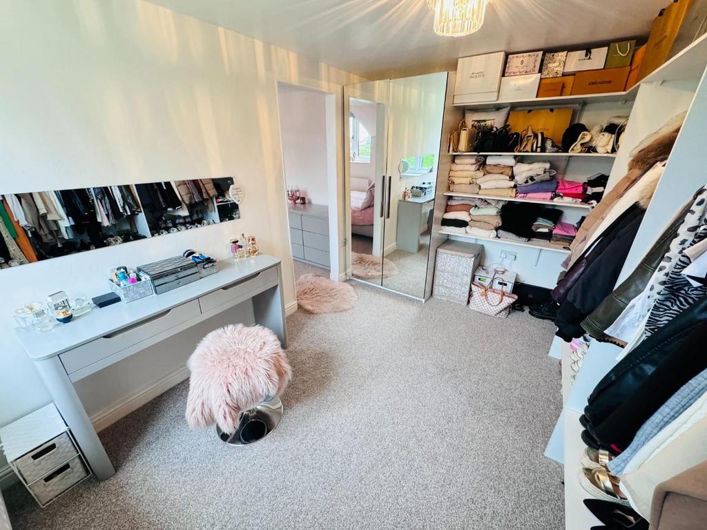 Dressing room / potential fifth bedroom