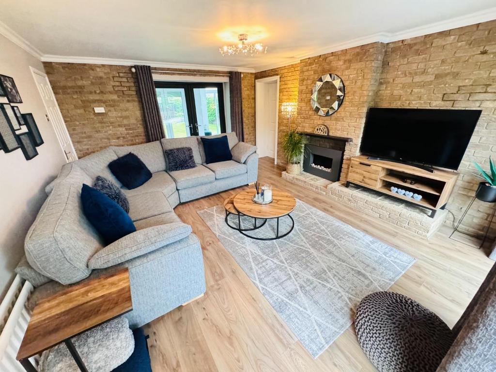 Additional reception room / sitting room