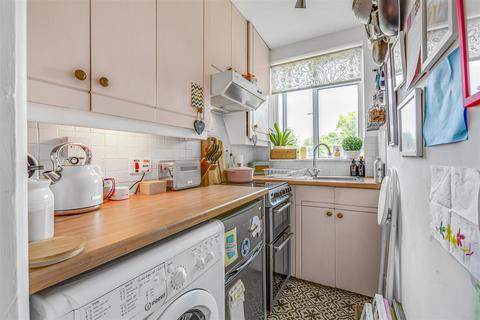 Studio to rent, Upper Richmond Road, London