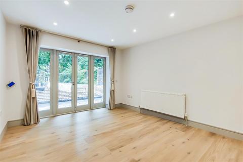 3 bedroom flat to rent, Oakhill Road, London