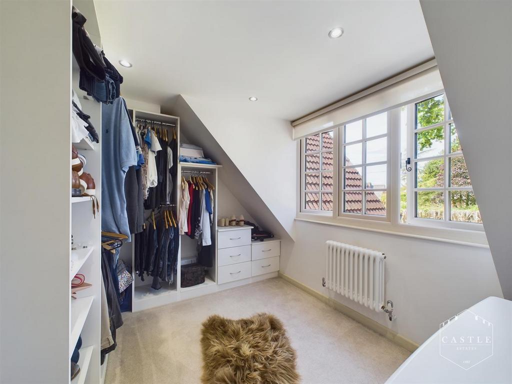 Walk in wardrobe/dressing area