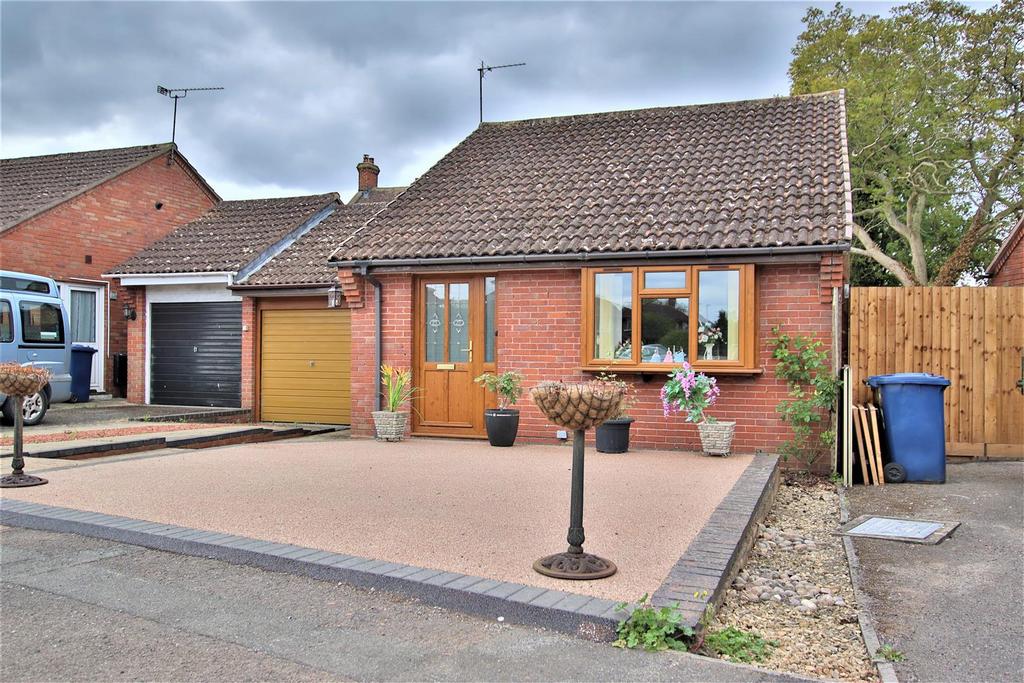 Bowler Road, Northway, Tewkesbury 2 bed bungalow to rent £995 pcm (£