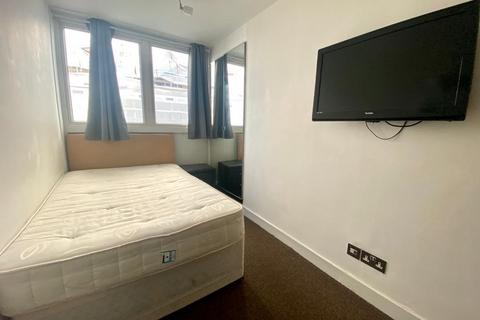 4 bedroom flat to rent, Clipstone Street, London