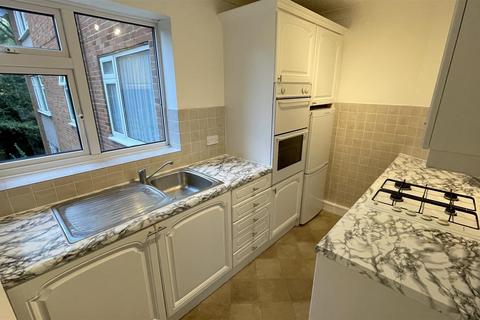 2 bedroom flat to rent, Lambs Close, Cuffley