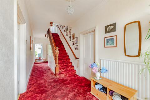 5 bedroom detached house for sale, Massetts Road, Horley