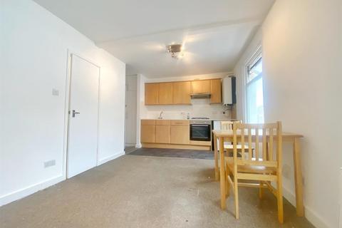 Studio to rent, Maygrove Road, London