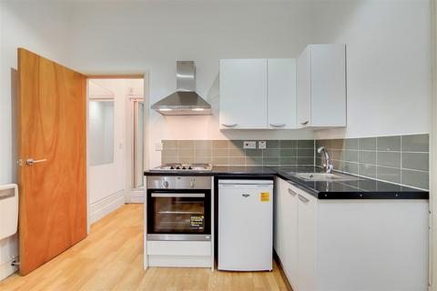 Studio to rent, Cheniston Gardens, London W8