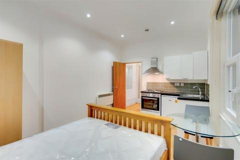 Studio to rent, Cheniston Gardens, London W8