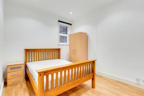 Studio to rent, Cheniston Gardens, London W8