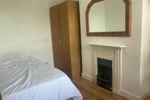 3 bedroom flat to rent, Wells House Road, London