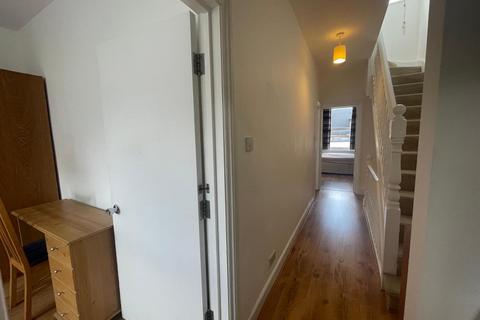 3 bedroom flat to rent, Wells House Road, London