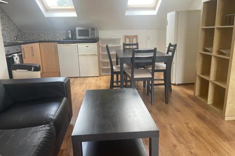 3 bedroom flat to rent, Wells House Road, London