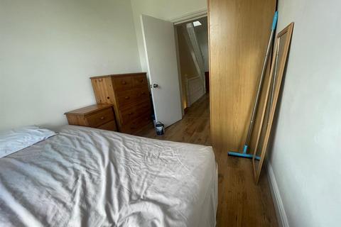 3 bedroom flat to rent, Wells House Road, London