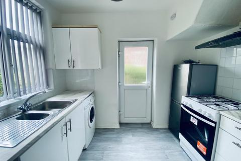 3 bedroom semi-detached house to rent, Light Oaks Road, Salford M6