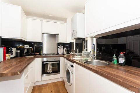 3 bedroom flat to rent, Cedars Road, Clapham SW4