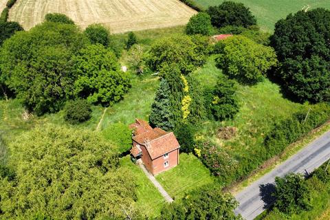 2 bedroom detached house for sale, Shipdham Road, Westfield