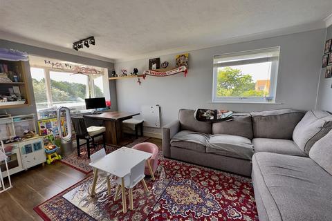 2 bedroom flat for sale, Lake Drive, Peacehaven