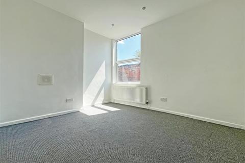 2 bedroom flat to rent, Barrack Lane, Nottingham NG7