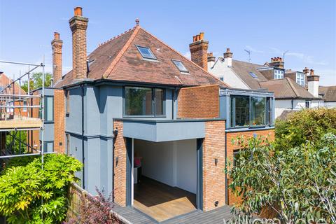 4 bedroom semi-detached house to rent, Kings Avenue, Woodford Green IG8