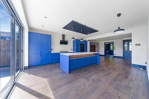 4 bedroom semi-detached house for sale, The Oval, Banstead