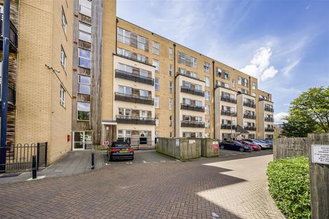 2 bedroom flat for sale, Lanadron Close, Isleworth