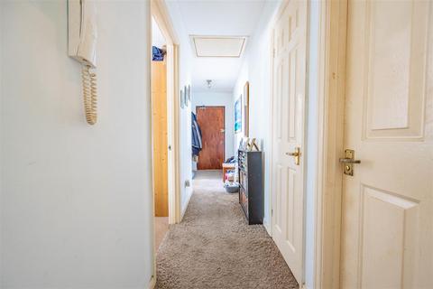 2 bedroom apartment for sale, Kingswood Chase, Leigh On Sea
