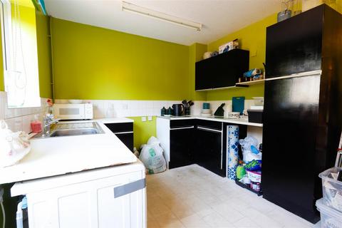 16 Spires Walk, Barry, CF63 1FJ