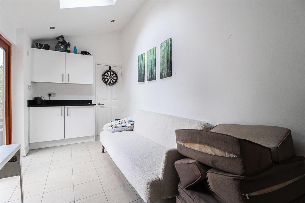 Garage / Garden Room