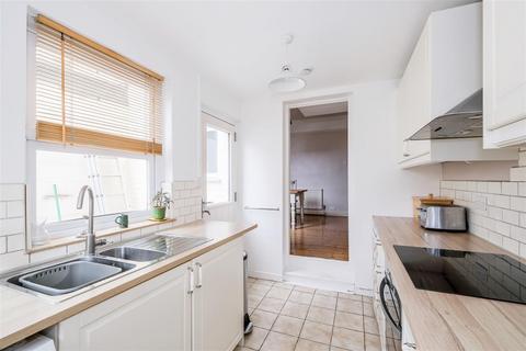 2 bedroom house to rent, Melbourne Road, London