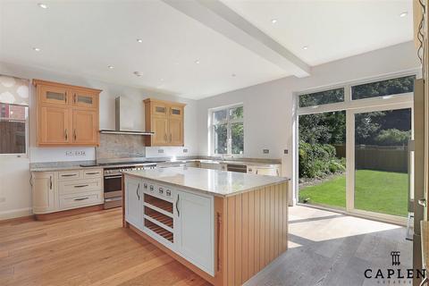 6 bedroom detached house to rent, Monkhams Avenue, Woodford Green