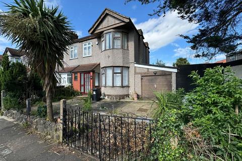 3 bedroom end of terrace house to rent, Ridgeway Gardens, Redbridge, IG4 5HJ