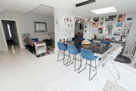 4 bedroom house for sale, Bunns Lane, London