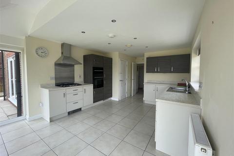 4 bedroom detached house to rent, Llys Delyn, Holywell