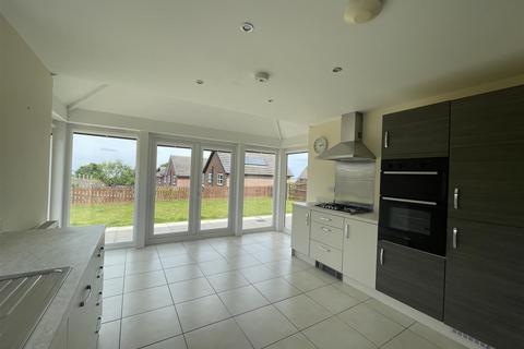 4 bedroom detached house to rent, Llys Delyn, Holywell