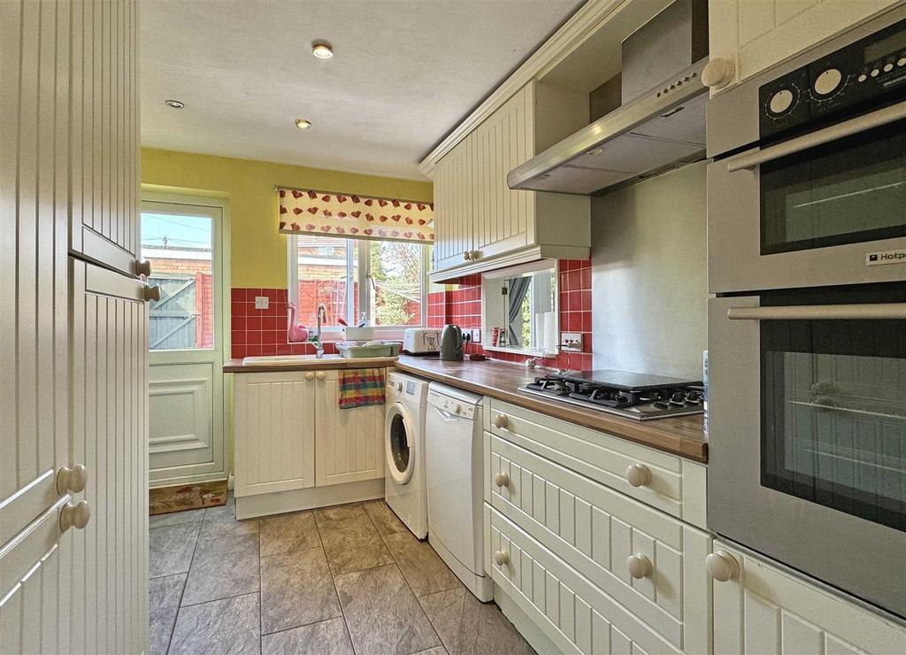Kitchen b.jpg