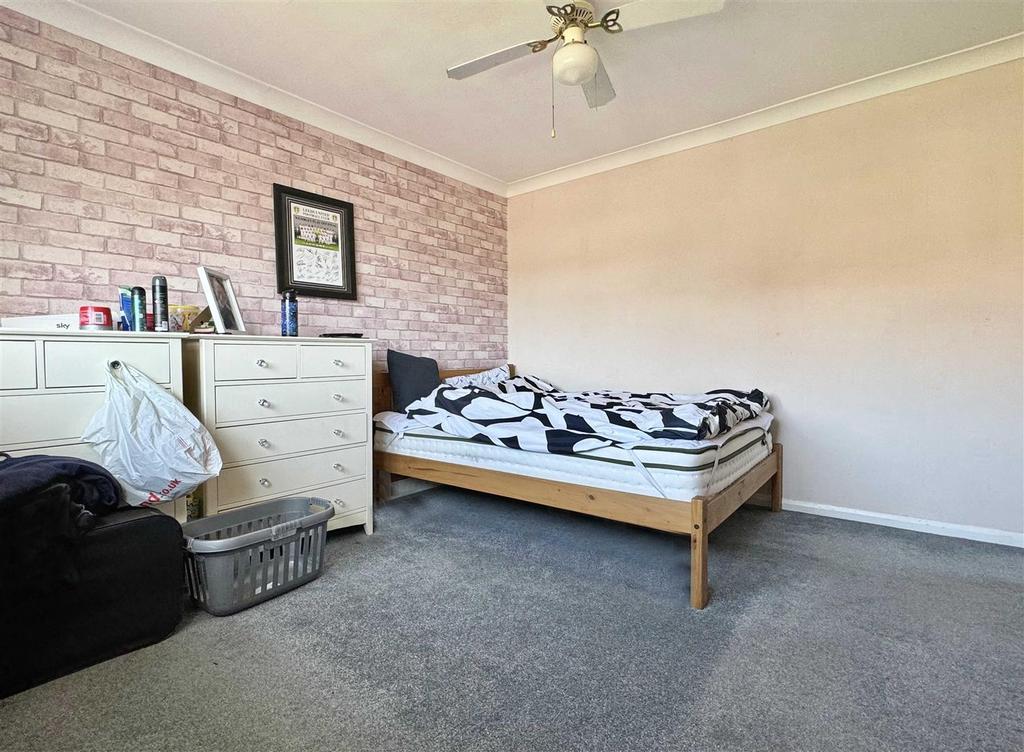 Bed 1.jpg